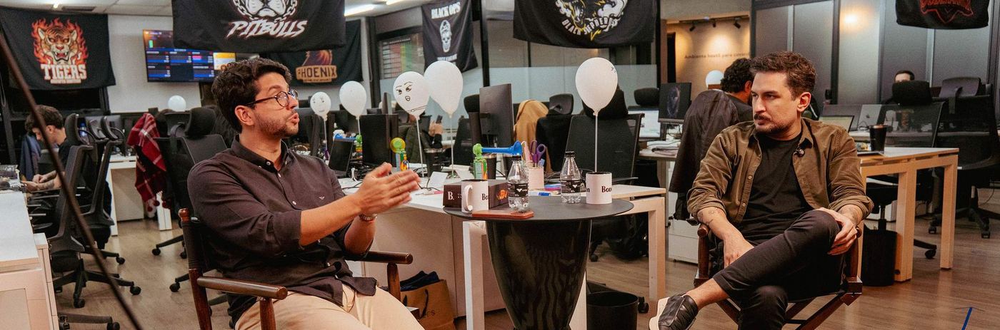 Felipe Hatab e Rapha conversando no QG da Vinteo